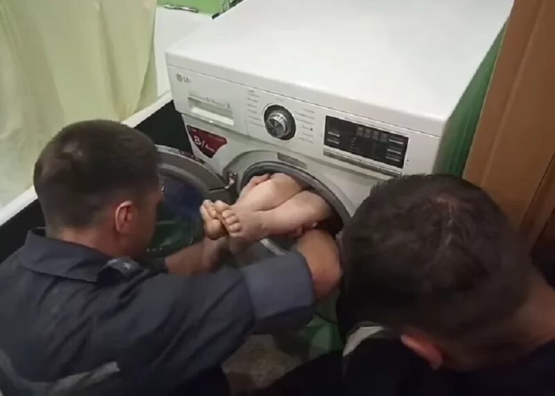 Застряла в стиральной машинке. Лифт застрял. Ария бэнкс застряла в стиралке. Зафиксированная девушка. Человек застрял в стиральной машине.