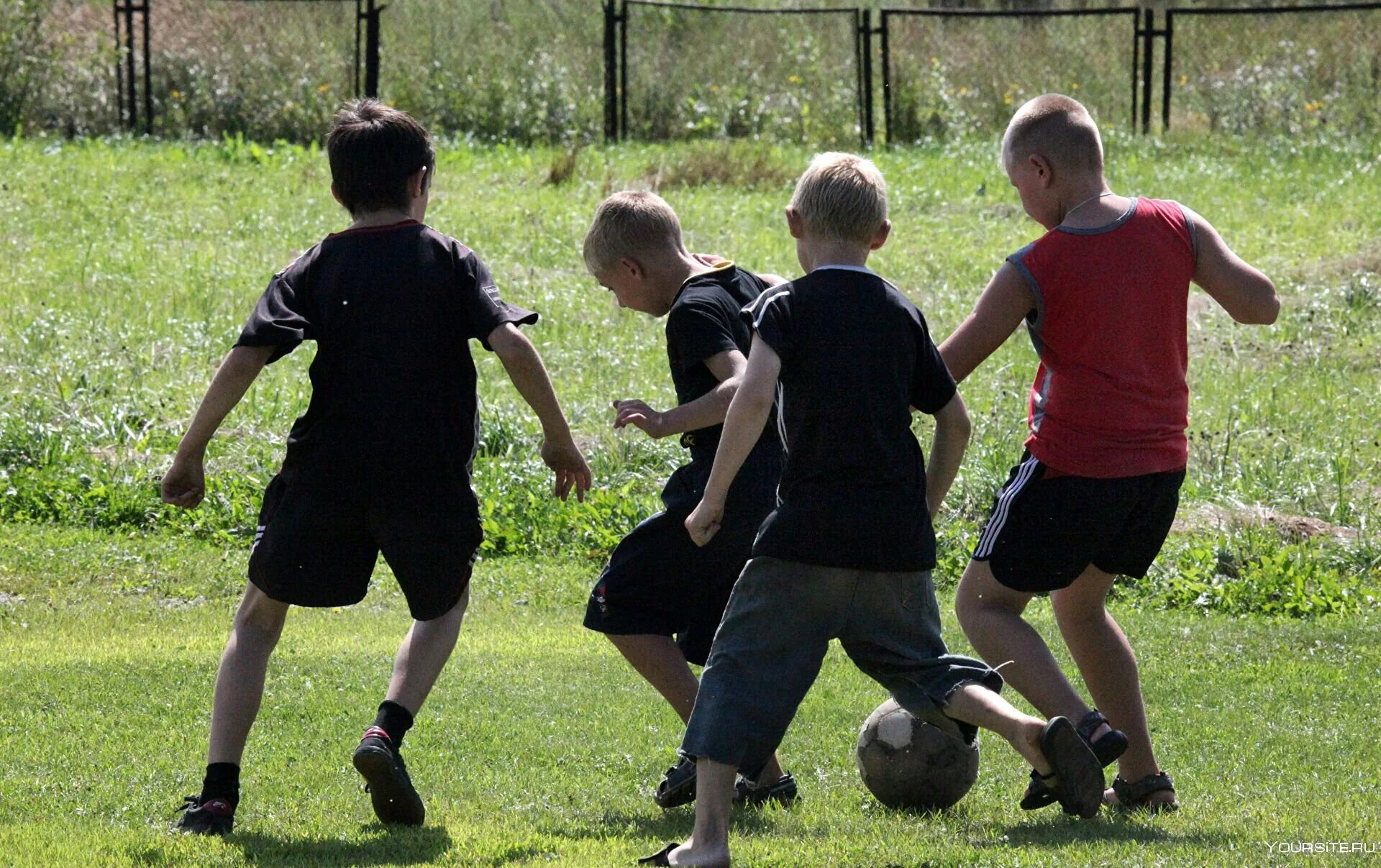Коля играл в футбол. Дети играют в футбол. Дети во дворе. Футбол во дворе. Дети играющие в футбол во дворе.