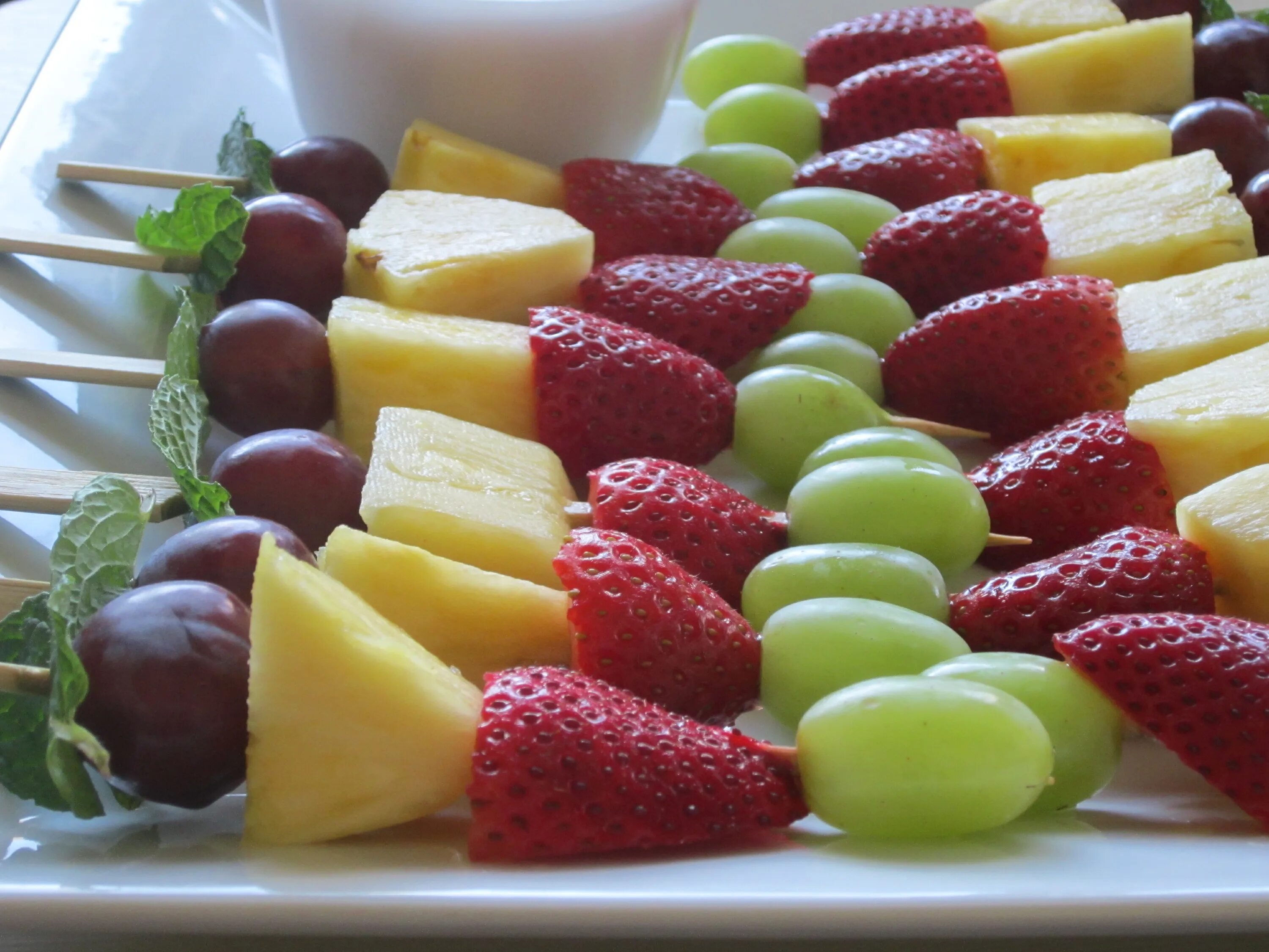 Десерт из фруктов рецепт. Фруктовая тарелка. Шпажки "фрукты". Фрукты на шпажках на праздничный стол. Канапе из фруктов.
