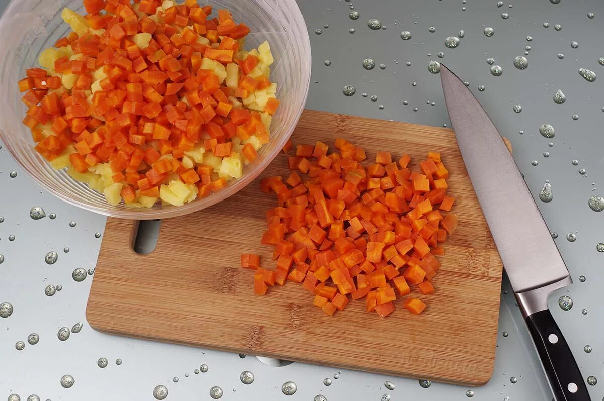 Варят морковный сок кастрюля. Как варить морковку для оливье. Набор продуктов для оливье. Сколько варить картофель и морковь для салата. Оливье с маринованным луком.