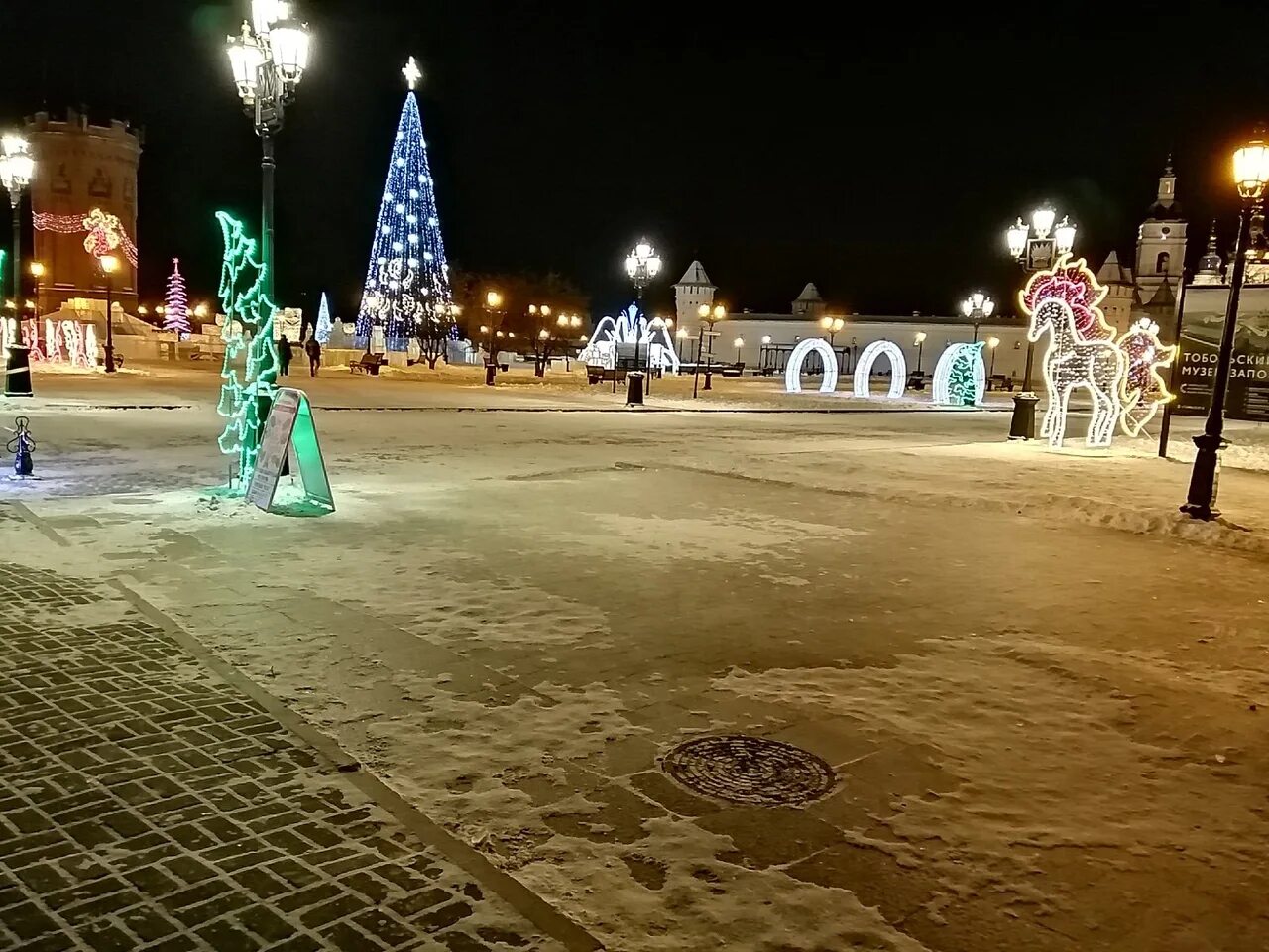 Новогодняя ночь тобольск. Ледовый городок тобольск 2025. тобольск 2025. елка в тобольске 2025. тобольск зима 2025.