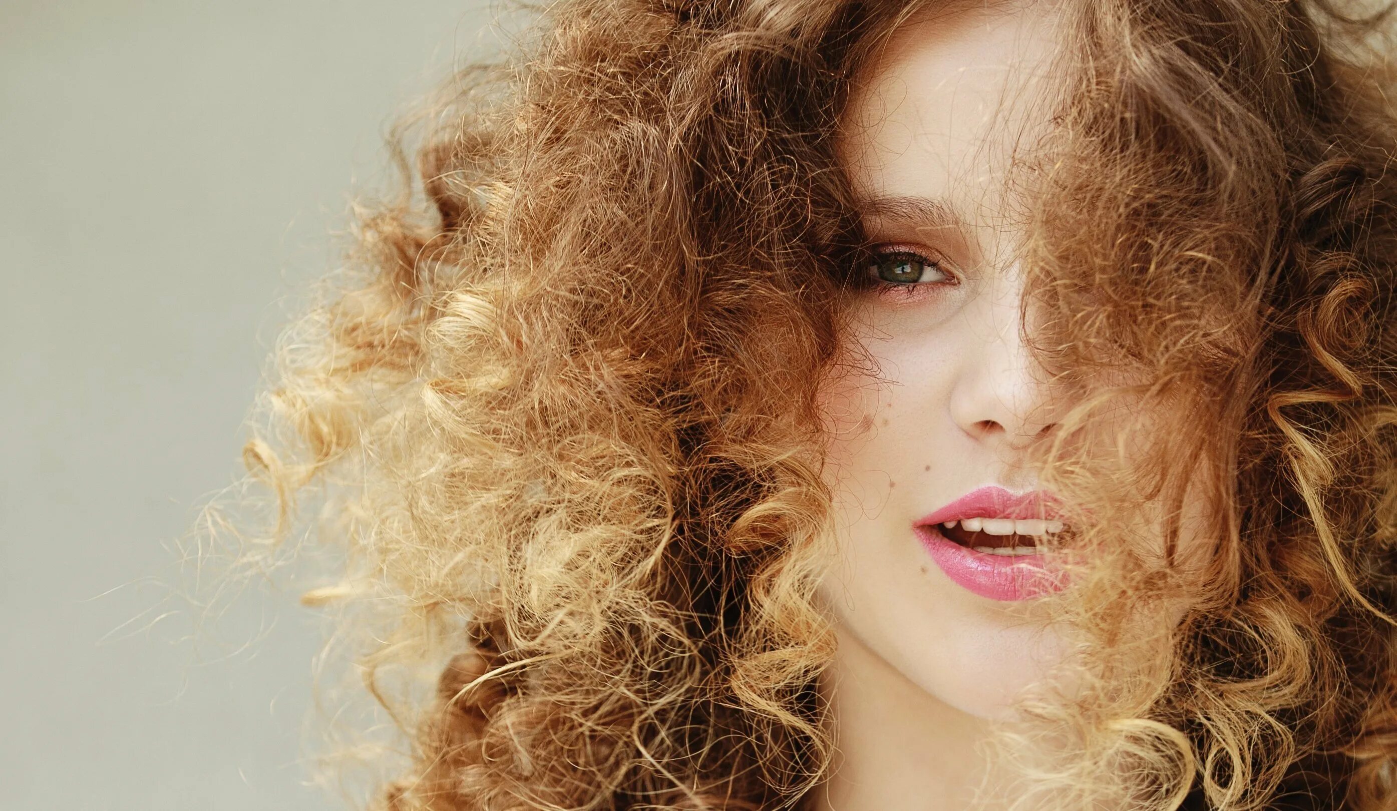 Химия завивка 2020 матрикс. Химическая завивка волос. София моше кудри. Кудрявая клара. Красота кудрявых волос.