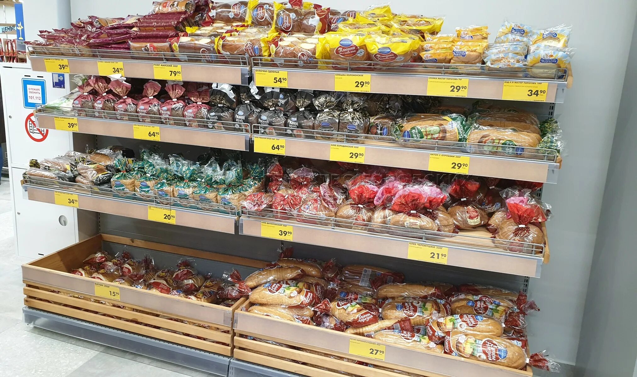Чижик магазин московский. Мясо в чижике. Чижик магазин орехово-зуево. Выкладка печенья в магазине. Сеть супермаркетов чижик.