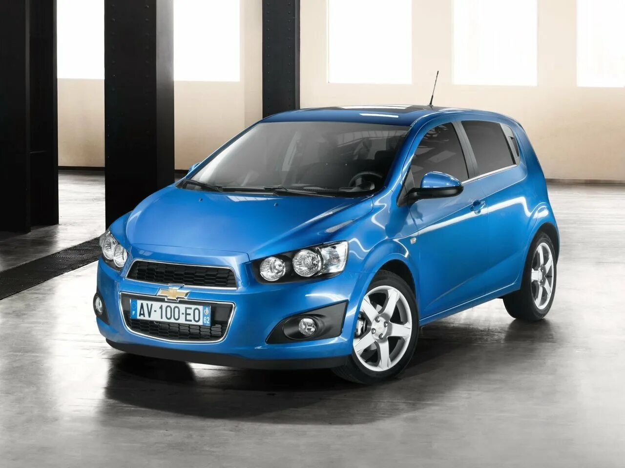 Бюджетные легковые автомобили. Chevrolet Aveo t300 хэтчбек. Chevrolet Aveo Hatchback 2012. 2011 Chevrolet Aveo Hatchback. Шевроле Авео 2 хэтчбек.