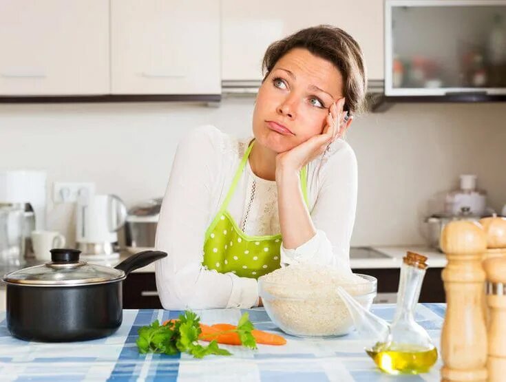 Красивая девушка на кухне. Хозяйничаю на кухне. Мама готовит. Фотосессия на кухне. Кухня сток.