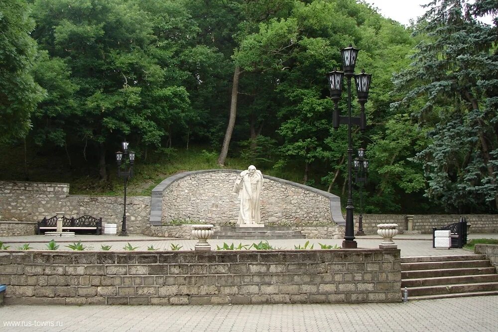 Памятники железноводска. Пушкинский сквер Железноводск. Памятник Пушкину в Железноводске. Пушкин в Железноводске. Статуя Пушкина в Железноводске.