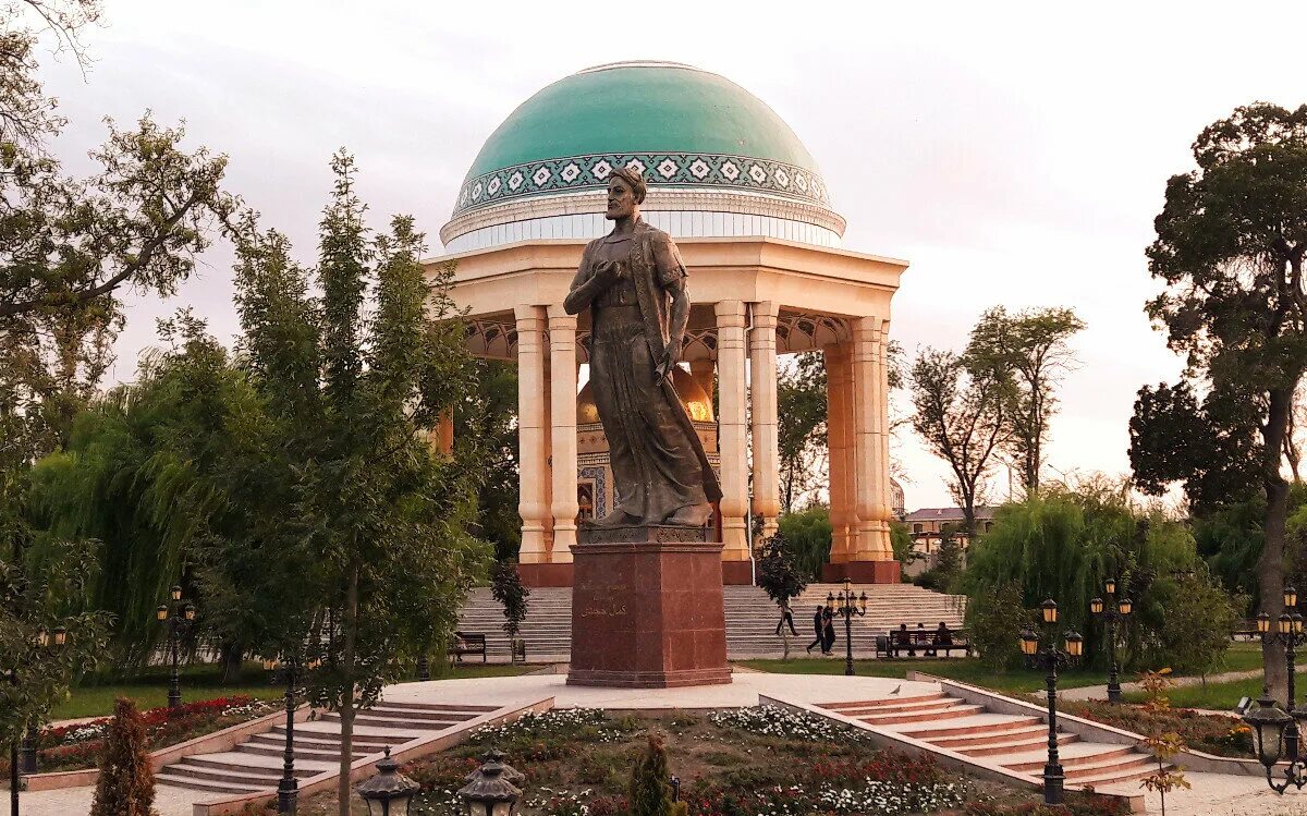 Обои худжанд. Худжанд парк Камоли худжанди. Памятник Камол худжанди. Худжанд памятник Рудаки. Худжанд боги Камоли хучанди.