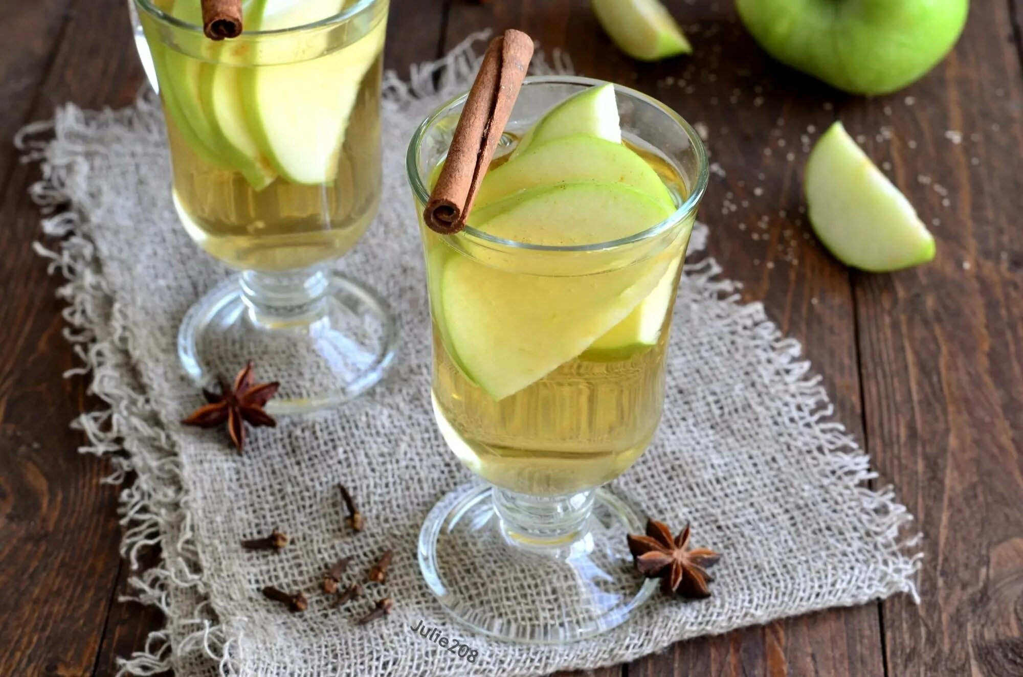 Лимон с гвоздикой против комаров. Чай с имбирем и корицей. Лимон с гвоздикой от комаров отзывы. Корица анис бадьян. Гвоздика специя фото.