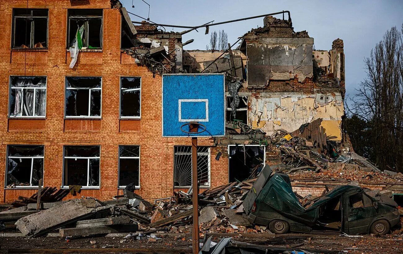 Россия разрушает украину. Разрушенный дом. Разрушения на Украине. Разрушенные города Украины. Разрушенный город.
