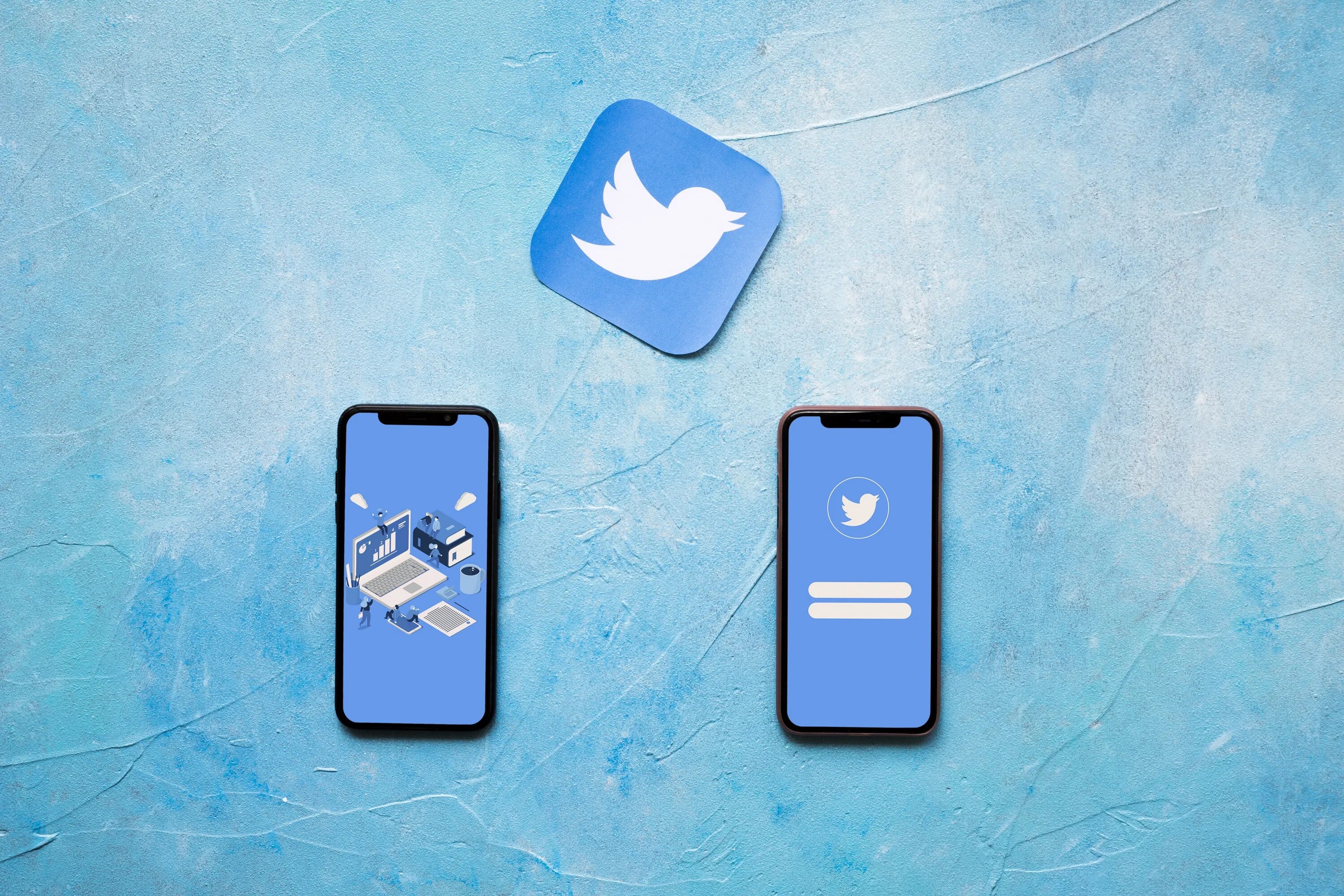 Мобильное приложение иконка. Приложение s на голубом фоне. Два телефона. 2 Мобильных телефона.