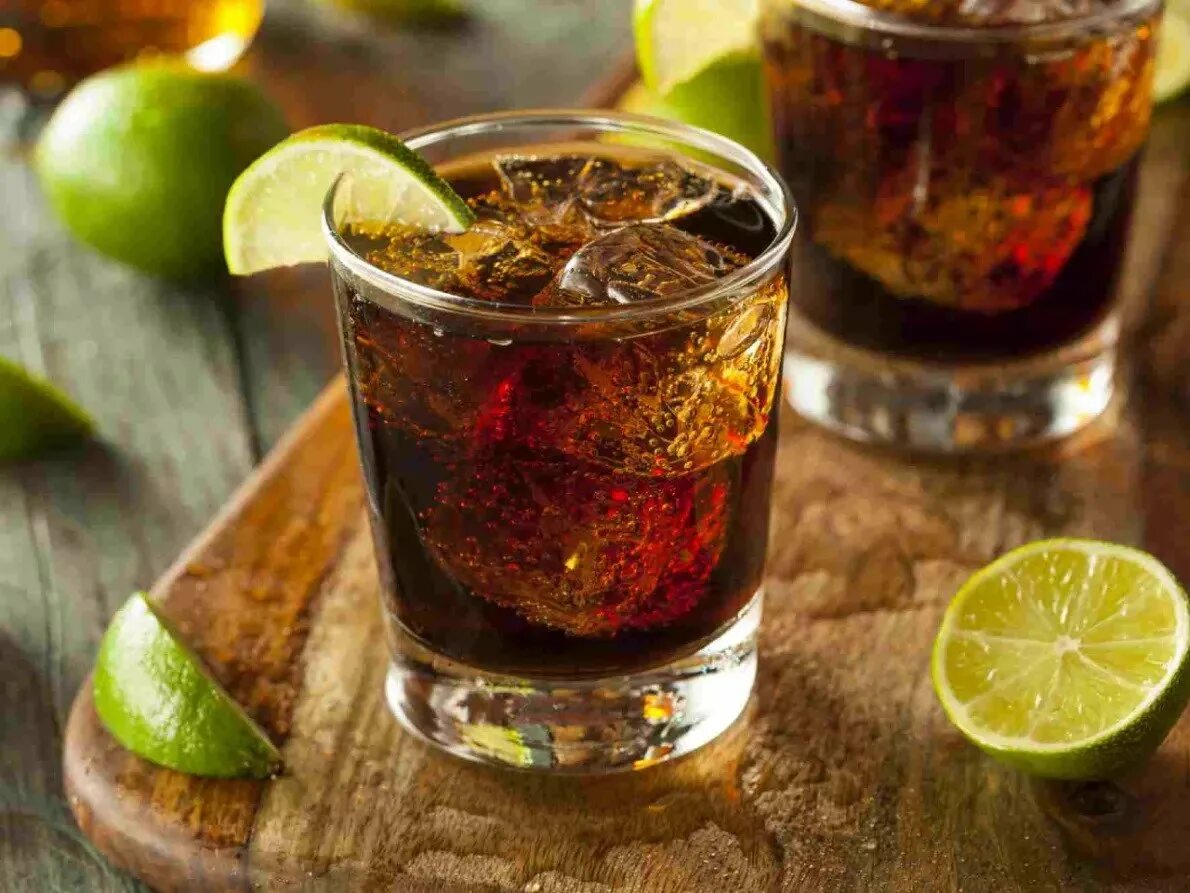 джины алкоголь. джин с колой можно пить. пьют ли джин с колой. коктейль с колой безалкогольный. бакарди куба либре коктейль.