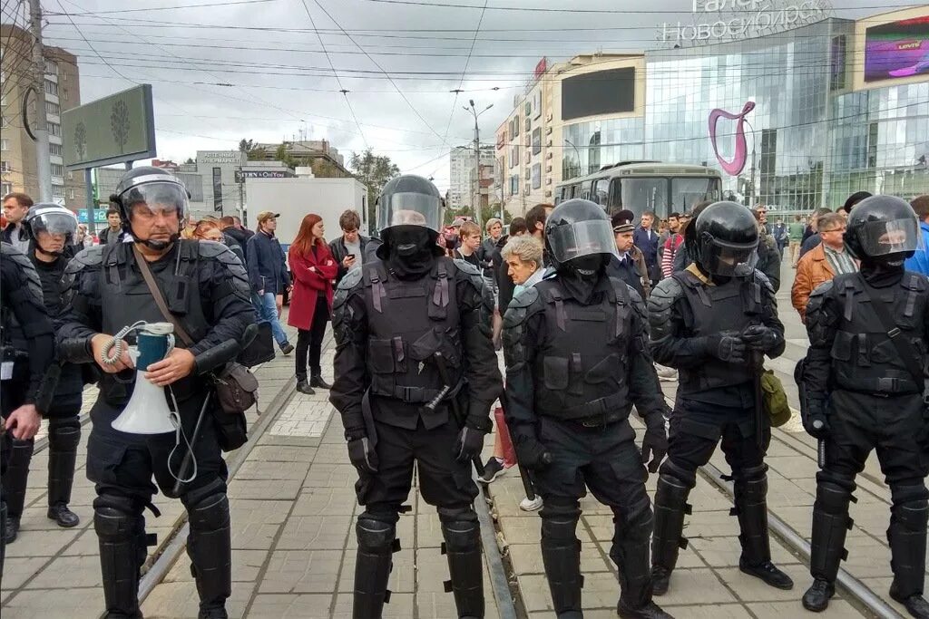 Экипировка ОМОНА на митингах. Полиция обмундирование на митинге. ОМОН форма на митингах. Сотрудники на митинге