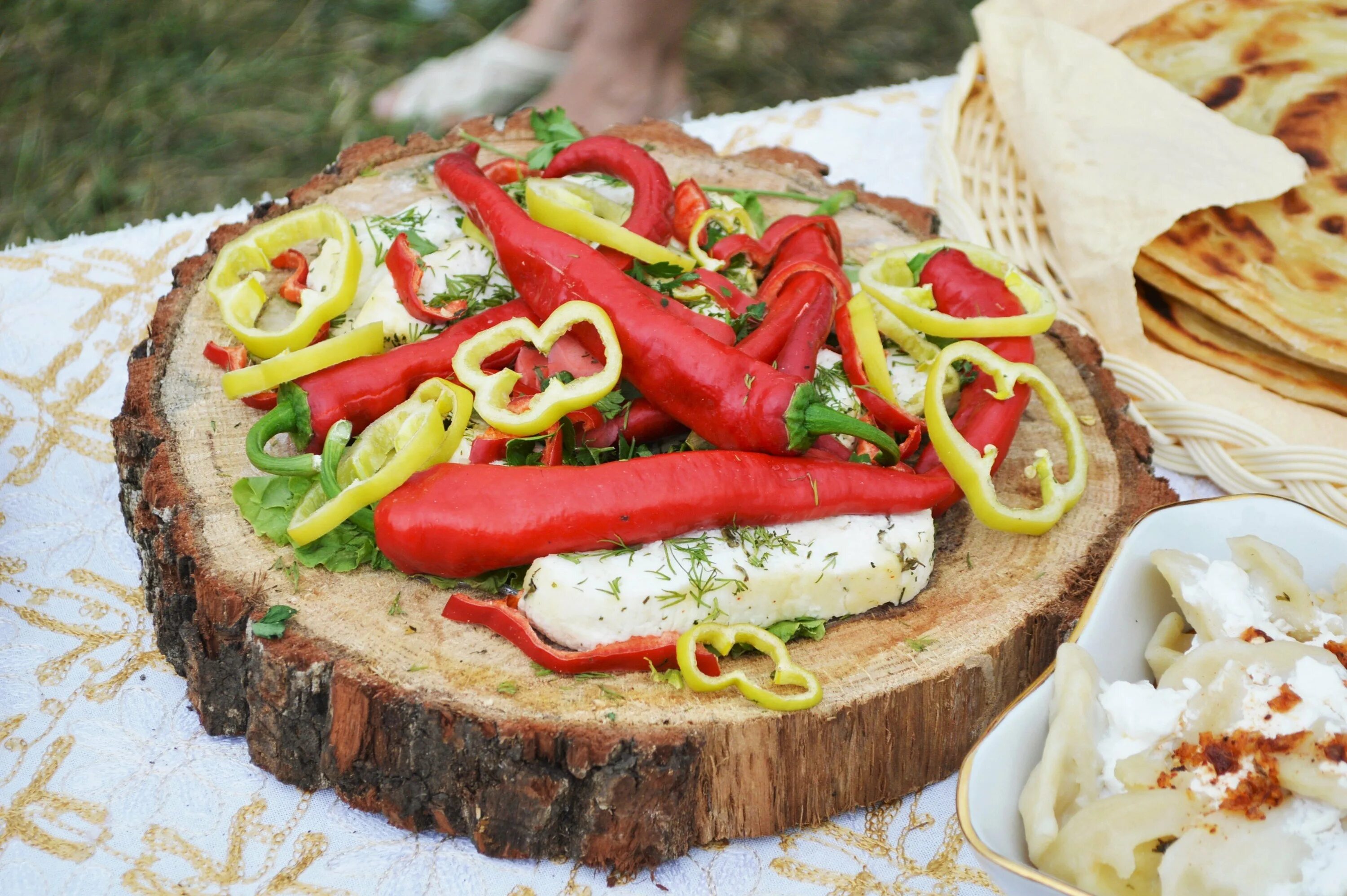 Черкесские блюда. Национальная кухня Республики Адыгея. Национальные блюда Адыгеи. Адыгейская Национальная кухня. Блюда Черкесской кухни.