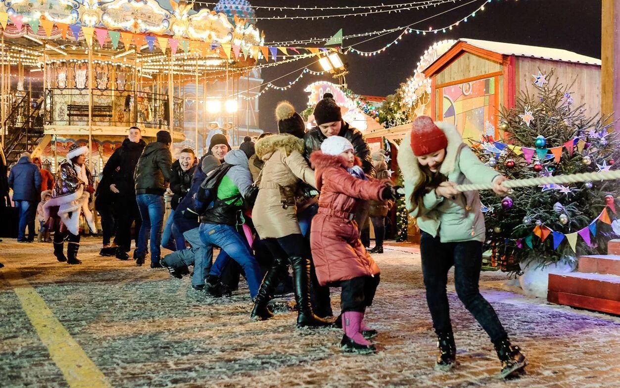 Новогодние гуляния. Новогодние гуляния на улице. Новогодний праздник. Празднование нового года. Провести новый год в россии