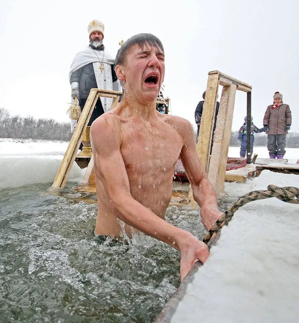 Можно купаться холодной водой. Купание в проруби. Крещение прорубь. Окунание в прорубь. Ныряние в прорубь на крещение.