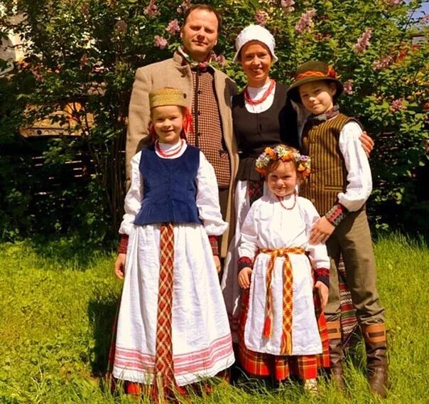 Литовцы славяне. Латыши литовцы эстонцы 19 век. Национальный костюм Литвы национальный костюм Литвы. Прибалты эстонцы литовцы Латвия. Национальная одежда латышей.