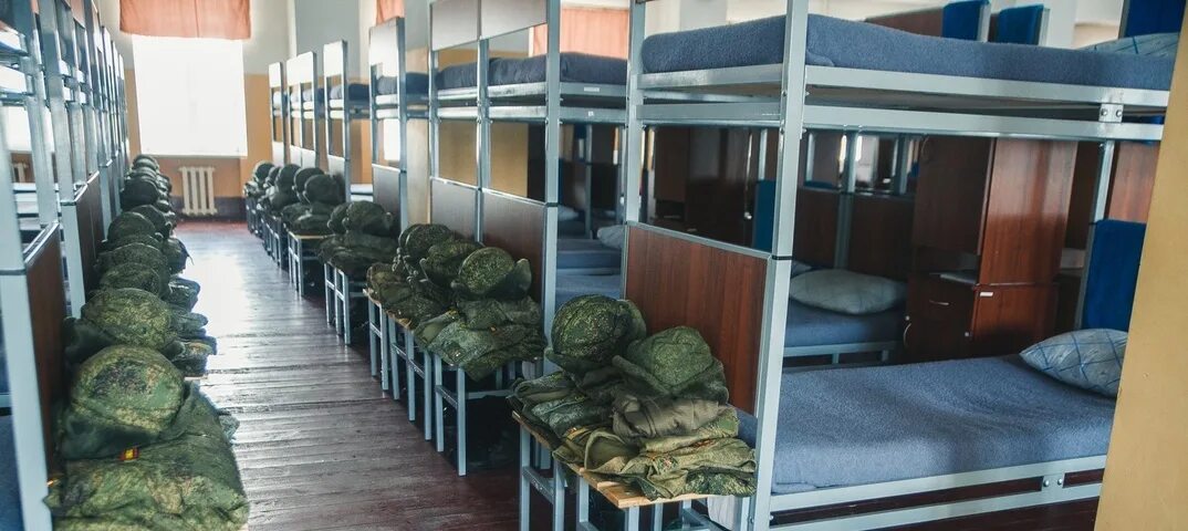 Кубрик для солдат. Солдатская казарма. Погода в казарме. Погода в казарме. Погода в казарме.