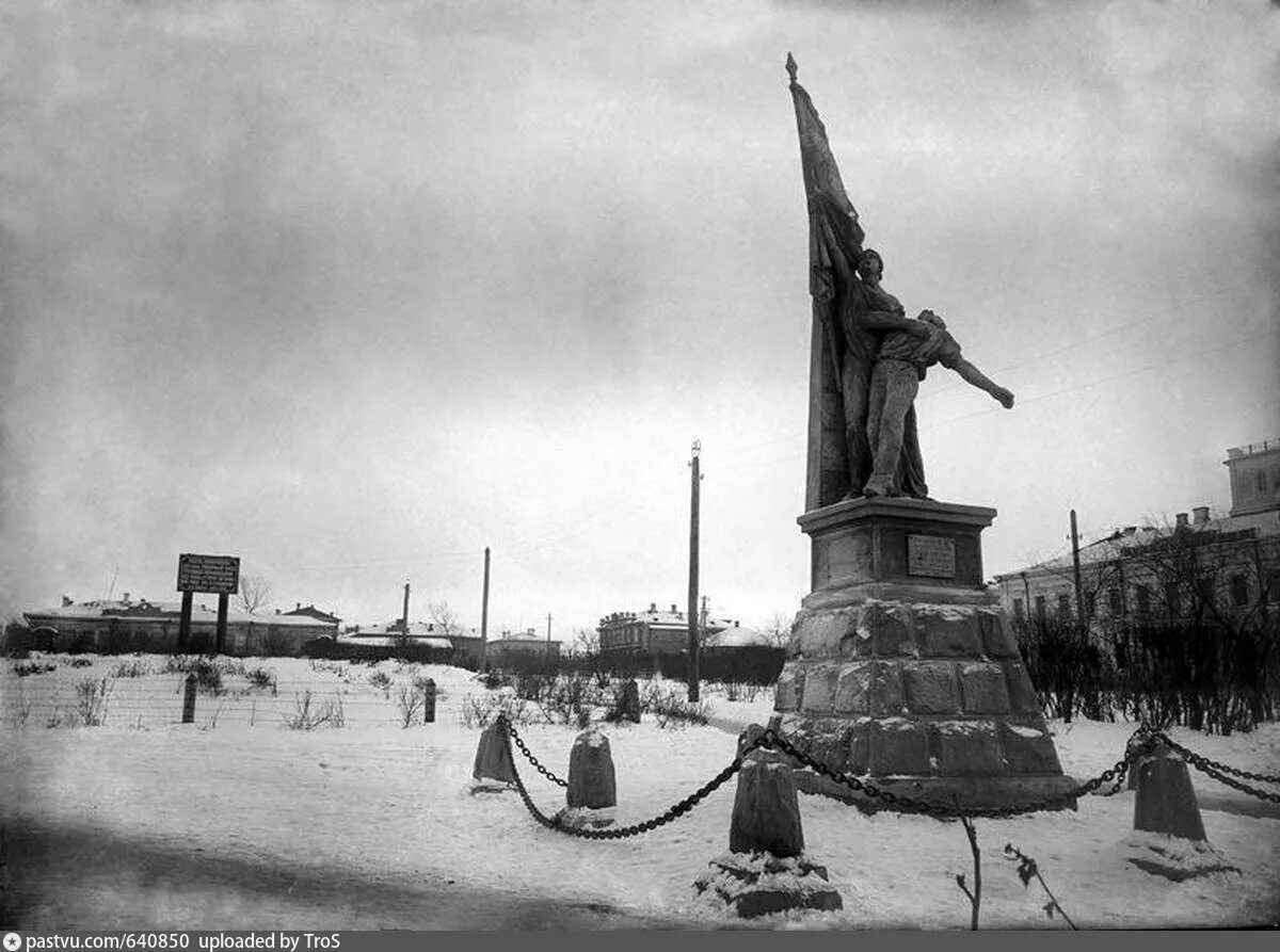 Памятник парижской коммуны москва. Памятник парижской коммуны. Самый старый памятник парижа. Парижская коммуна памятник. Памятники революции в екатеринбурге.