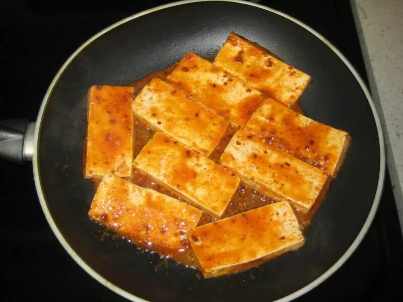 Как пожарить тофу вкусно на сковороде. Жареный тофу. жареный сыр тофу. тофу на сковороде. жареный сыр тофу на сковороде.