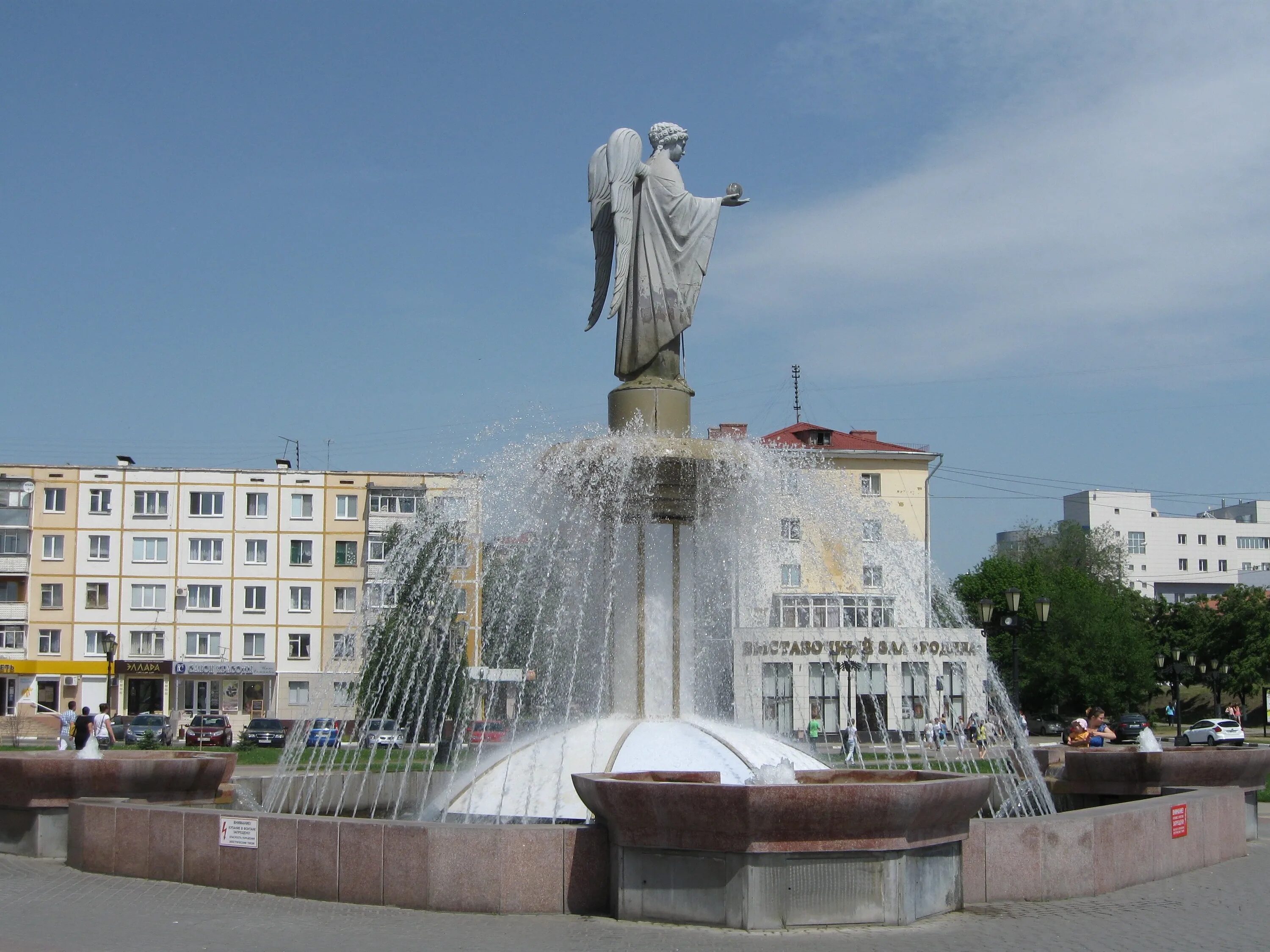 Чем известен город белгород. Памятники города Белгорода. Белгород фонтан БЕЛГУ. Городской округ город Белгород. Фонтан Архангела Гавриила Белгород.