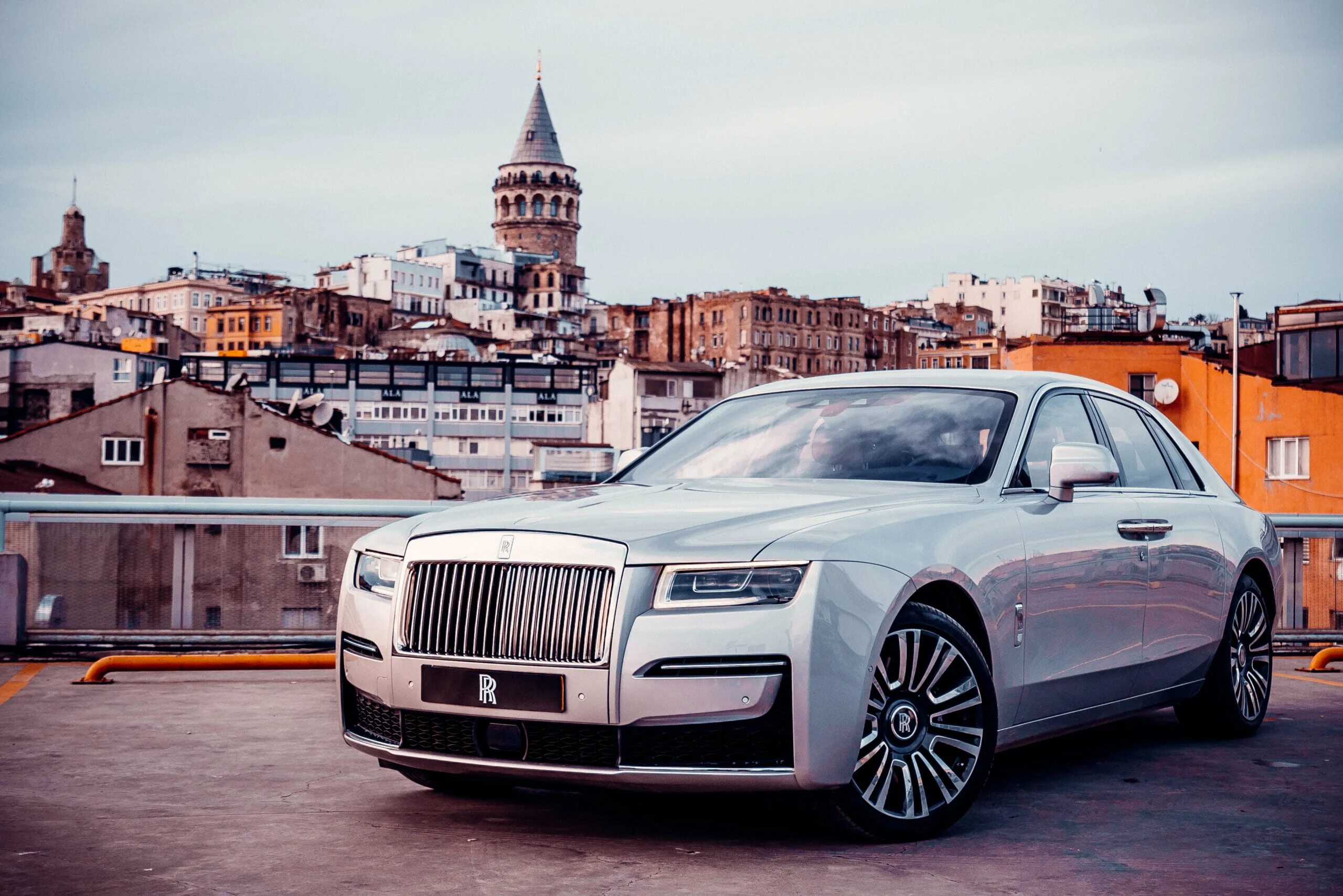 Роллс ройс страна. Роллс Ройс 2023. Rolls Royce Ghost 2022. Роллс Ройс спектр 2023. Роллс Ройс МОРГЕНШТЕРНА.