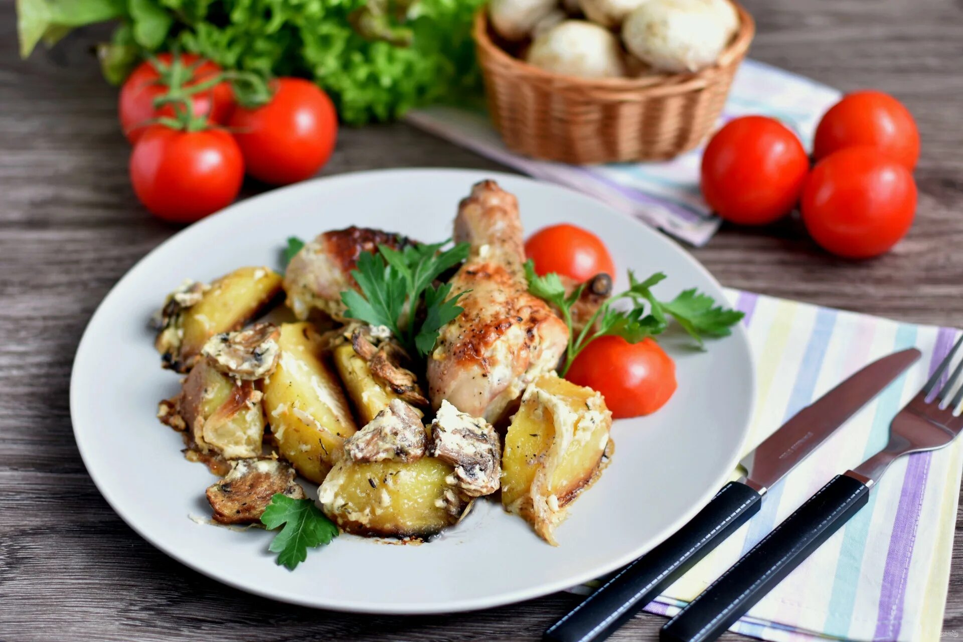 Голени с грибами. Куриные ножки с картошкой и грибами. куриная голень тушеная с картошкой. картофель с куриными ножками. голень с шампиньонами в духовке и картошкой.