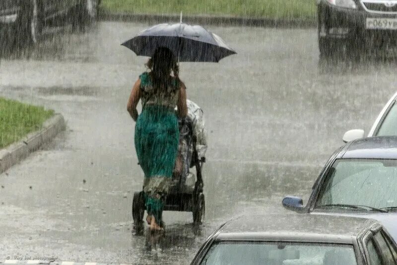 Дождливое лето. Будет ли идти дождь. Будет ли идти дождь. Будет ли идти дождь. Ливень на улице.