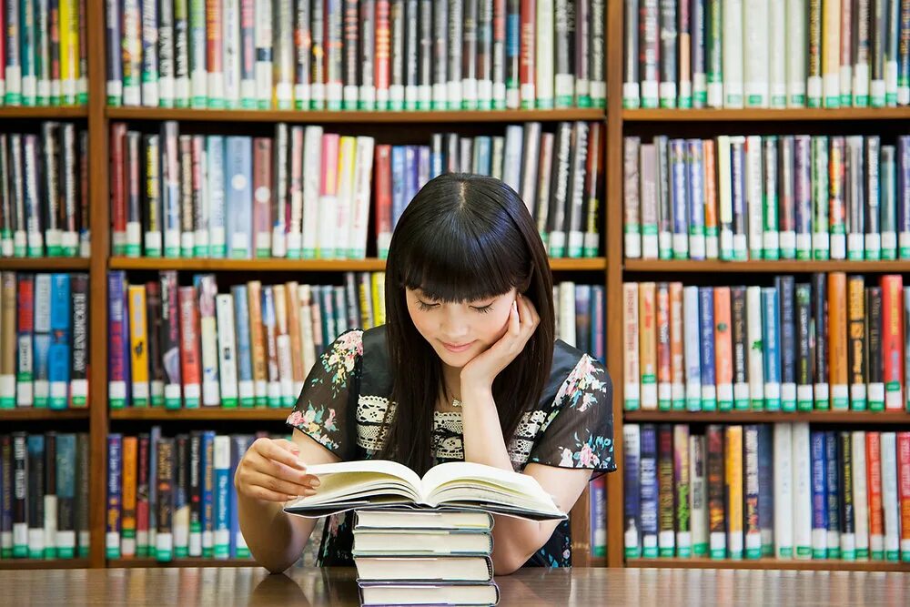 Read the book please. Разные люди читают книгу. японка с книгой. библиотека книга во времени. chinese books reading.