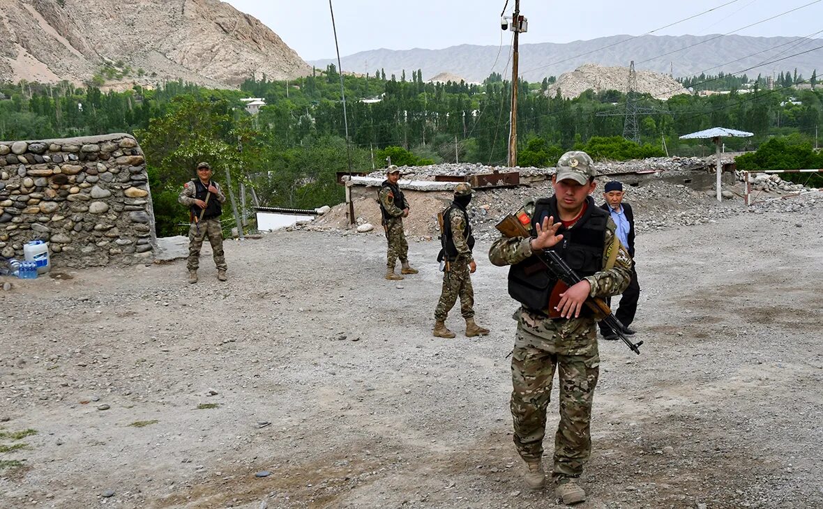 Между киргизами. Киргизия и Таджикистан конфликт 2022. Таджикско-Кыргызская граница. Граница Киргизии и Таджикистана. Конфликт на границе Киргизии и Таджикистана.