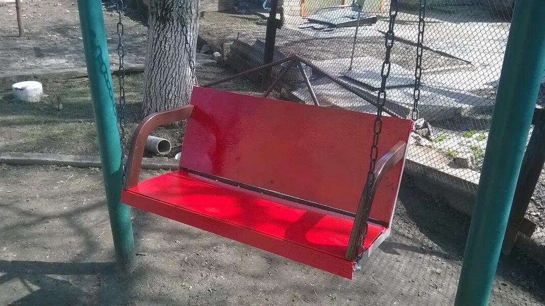 Качели подвесные на дерево. Скамейка на цепях. Деревянное сиденье для качелей. Качели деревянные на цепях. Детские качели из дерева.