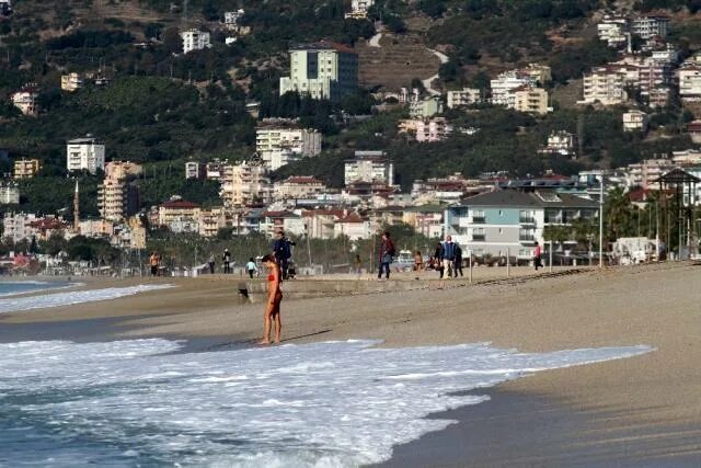 Alanya'ya Kış Gelmiyor! Yerli ve Yabancı Turistler Güneşli Havanın Tadını Çıkarı