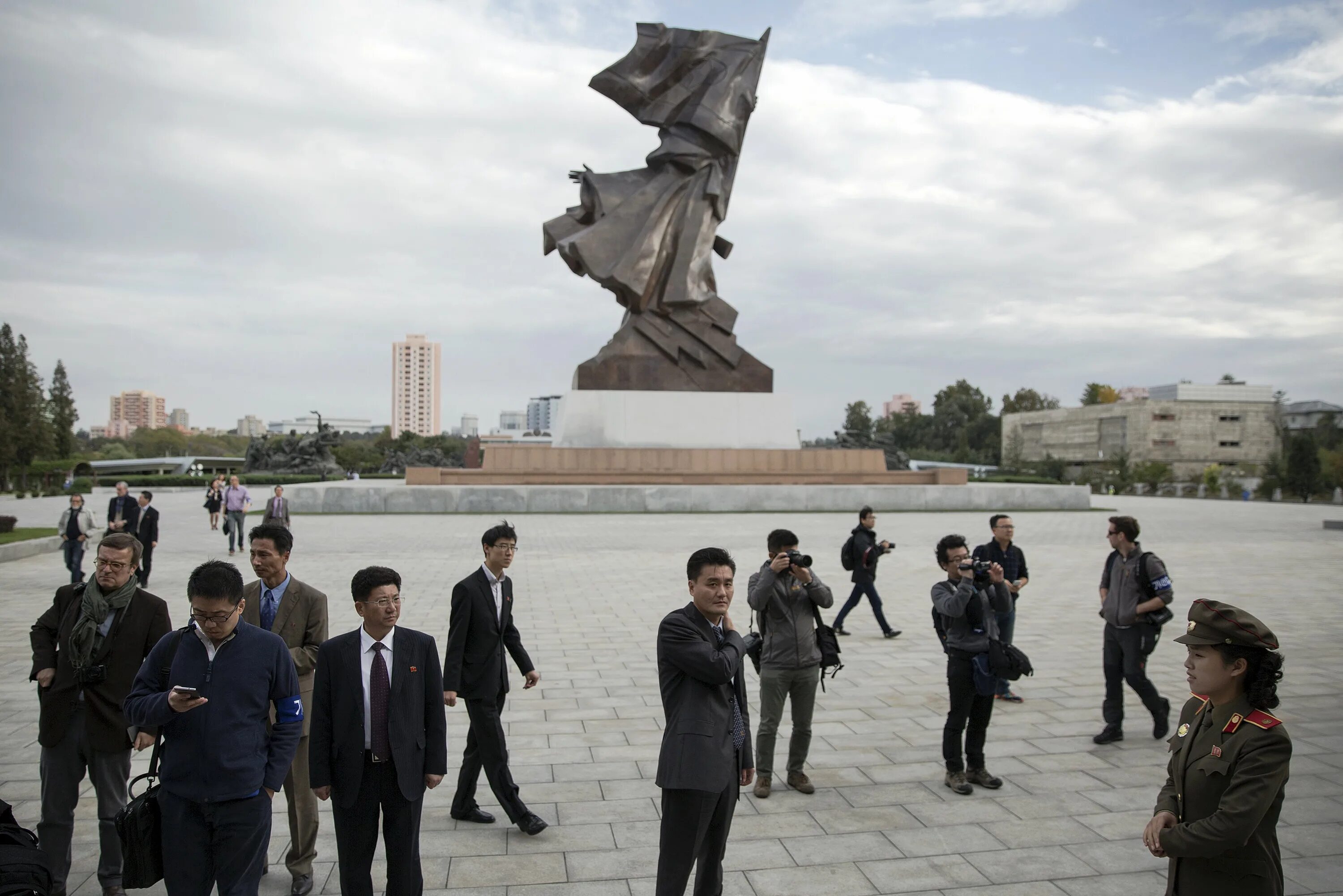 Северная Корея 2 памятника. Северная Корея 2023 город. Северная Корея Пхеньян люди. Город Онджин Северная Корея.