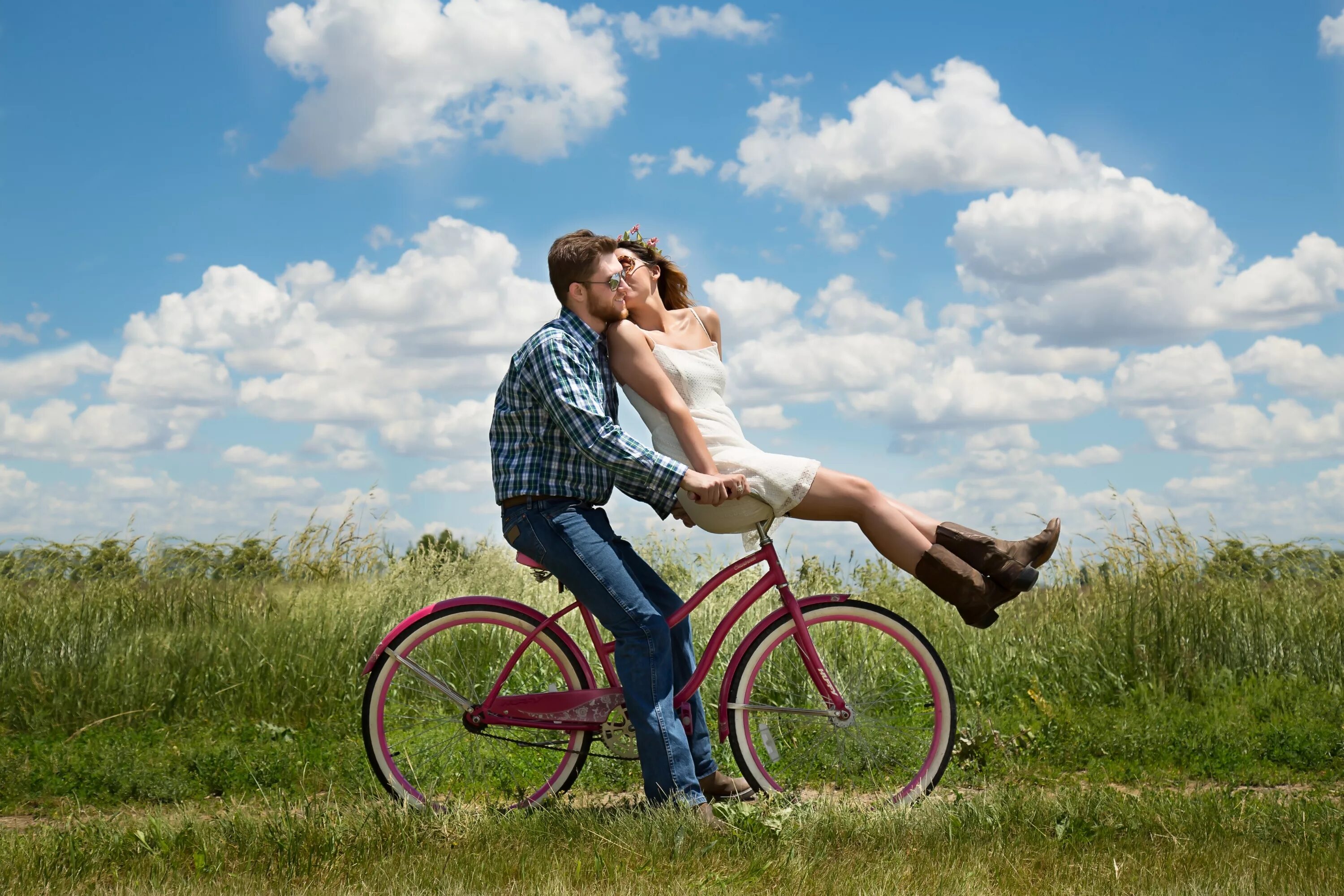 Девчонке повезло. Девушка на велосипеде. Человек на велосипеде. Мужчина и женщина на велосипеде. Влюбленные на велосипеде.
