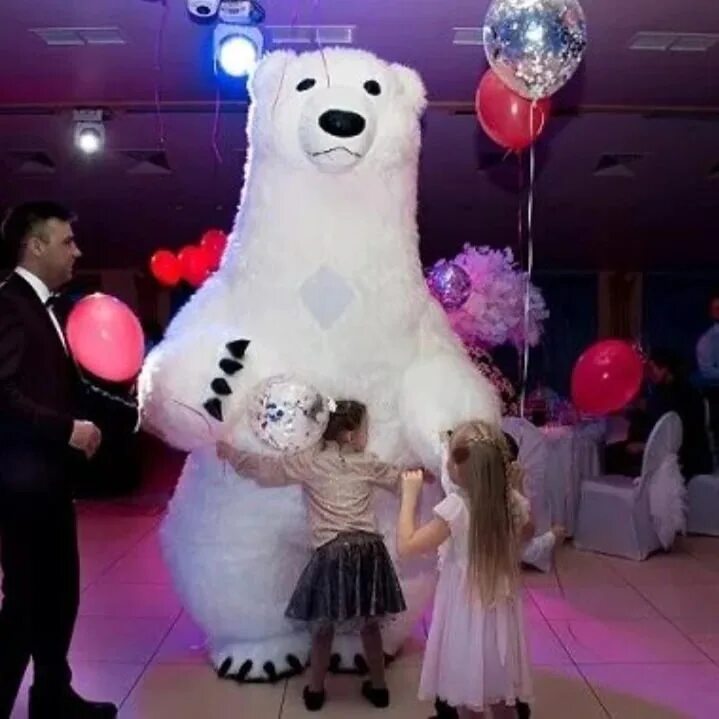 Заказать поздравление большого. Ростовая кукла белый медведь. Белый огромный медведь ростовая кукла. Ростовой медведь на день рождения. Белый мишка ростовая кукла.