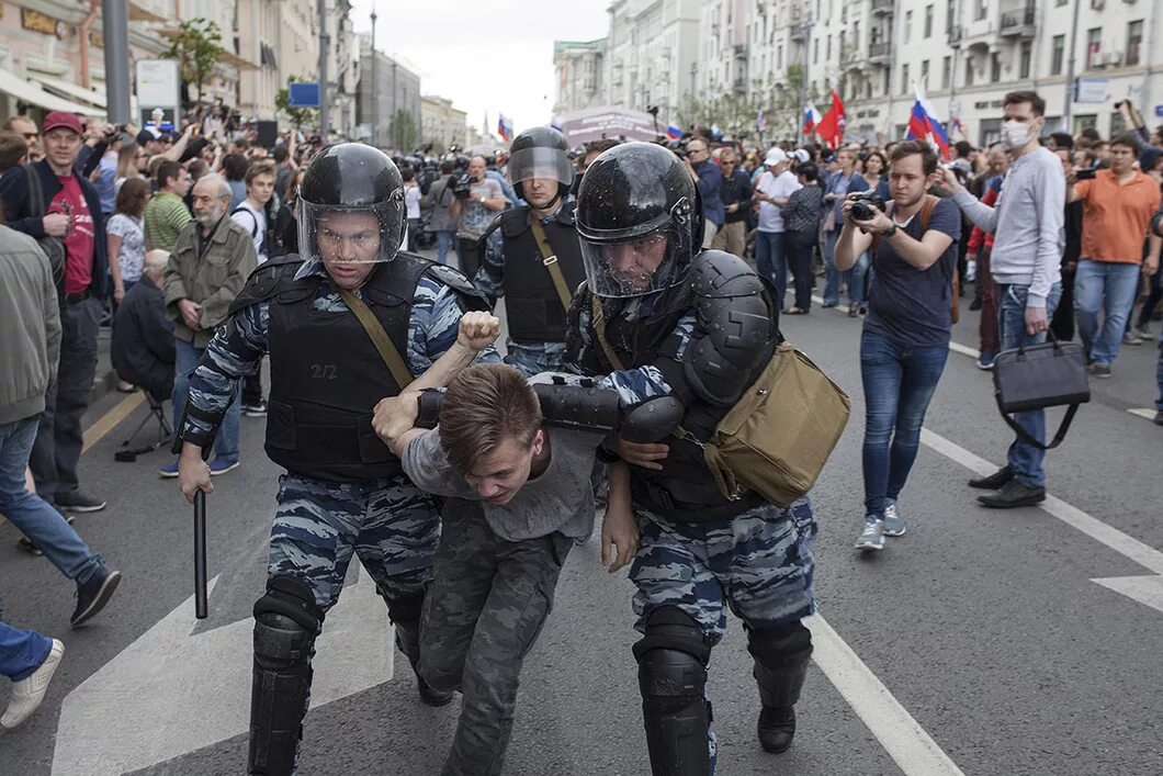 Полиция в Москве разгоняет демонстрантов. Разгон демонстрации в России. Разгон демонстрации в Москве.
