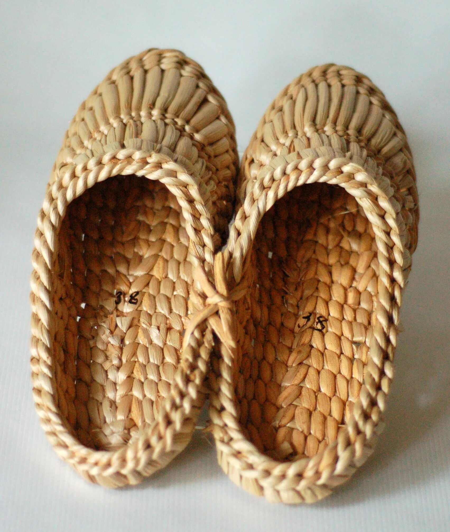 Лозоплетение лапти. Лапти из лыка. Русские лапти. Русская обувь лапти. Как выглядят лапти.