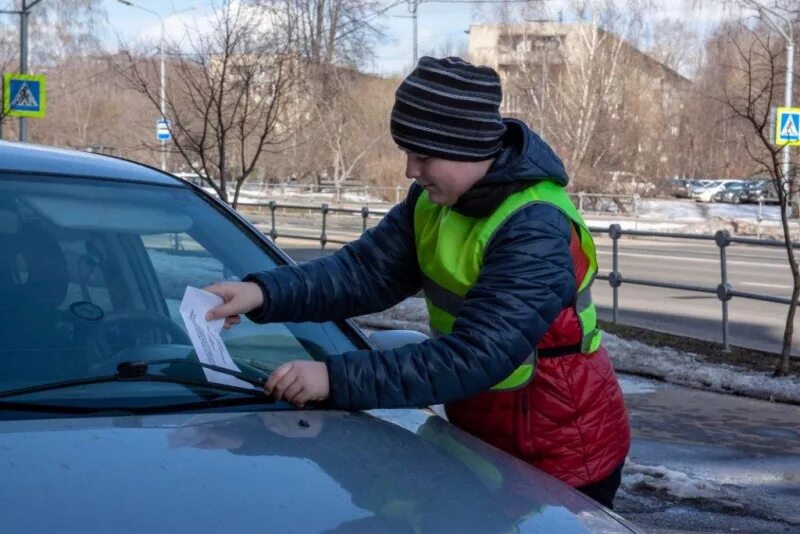 Вакансии водителя в зеленограде от прямых. Гаишник с письмом. Акция письмо водителю в ДОУ.