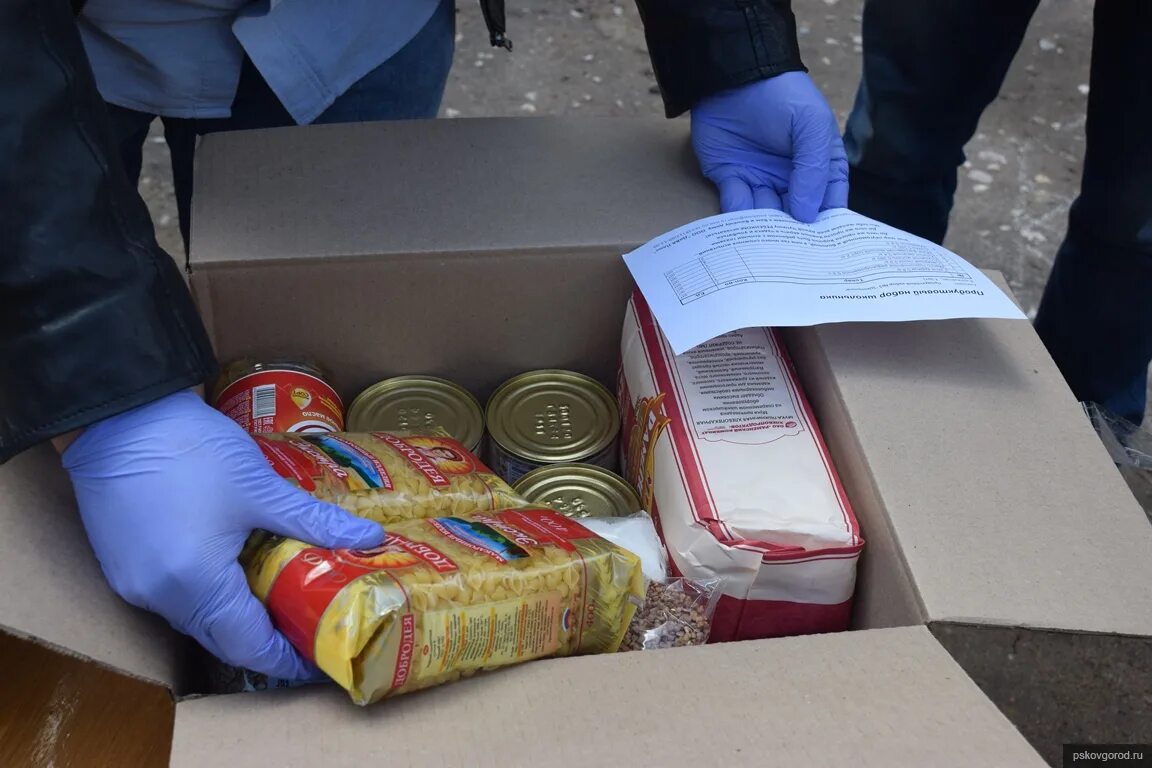 Помощь получения продуктов. Продуктовый набор для пенсионеров. продуктовый набор для малоимущих состав. пайки для пенсионеров. продуктовый набор пенсионерам в подарок.