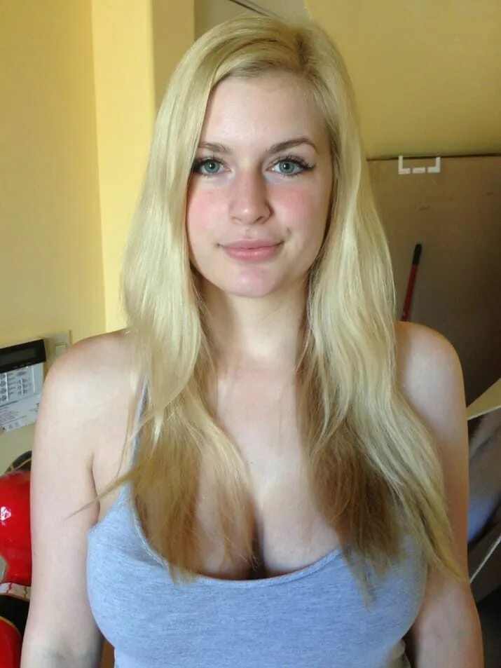 Молодая девушка любительское групповой. Школьница в купальнике загорает. Даунблуз саския. Amateur showing. Девчонки на пляже частное.