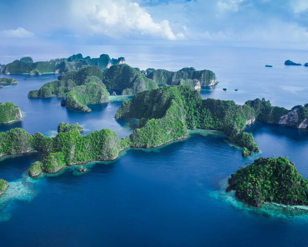 Страны занимающие тысячи островов. Острова Раджа-Ампат. Архипелаг Индонезия. Архипелаг Талауд Индонезия. Остров Вайгео Индонезия.