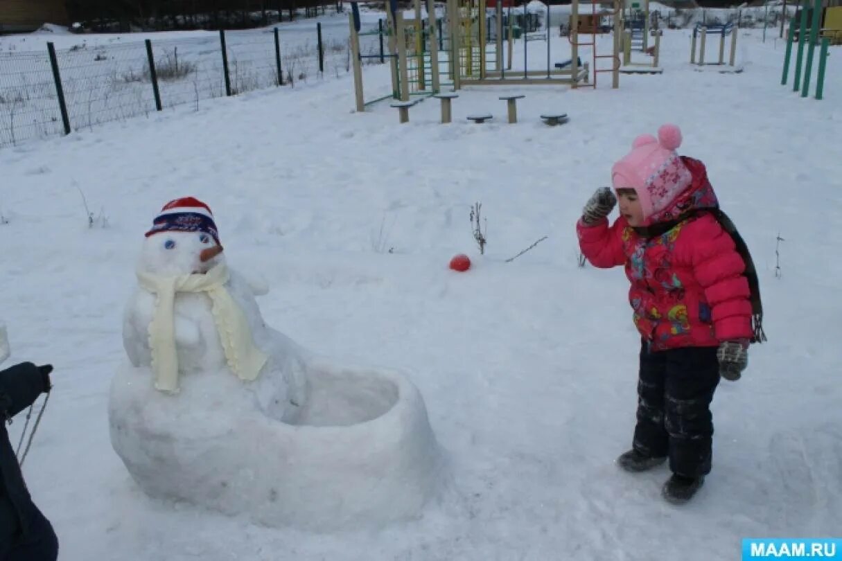 Зимние постройки на участке детского. Постройки из снега на участке. Снежные постройки в детском саду на участке. Постройки из снега в детском саду на участке. Снежки в сад