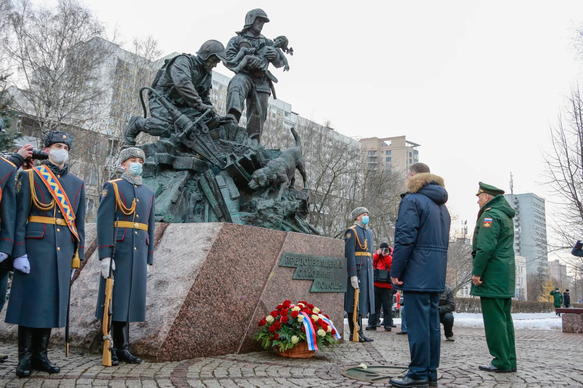 Памятники пожарной охраны курганской области. Памятник огнеборцам Москвы. Памятник спасателям и пожарным на Кременчугской улице в Москве. Памятник МЧС В Москве ул Кременчугская. Москве памятник «пожарным и спасателям» и «ветеранам МЧС России»..