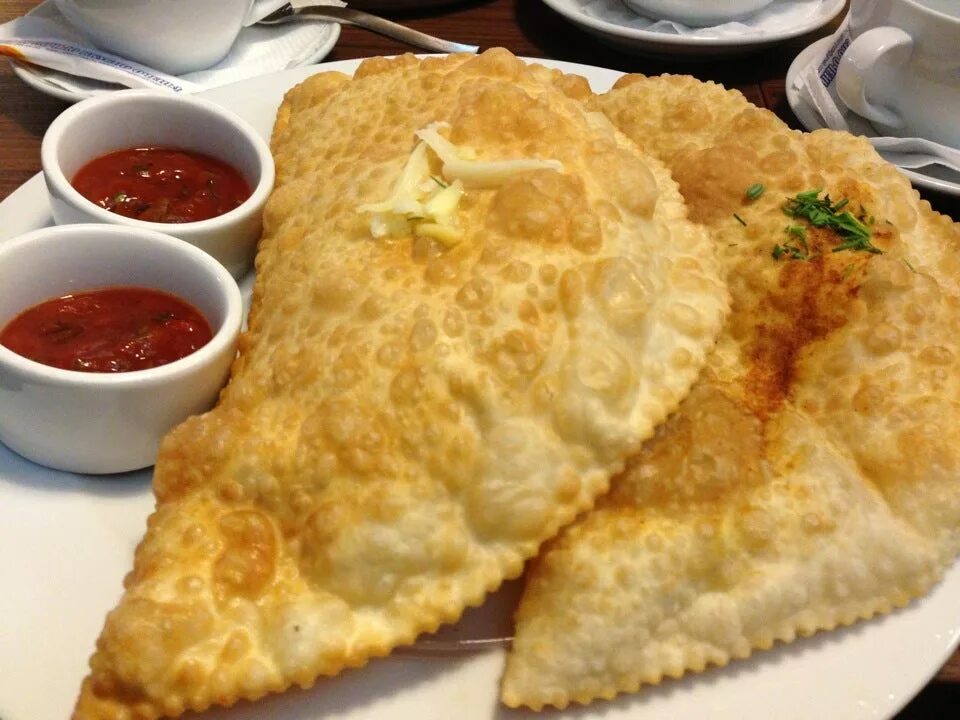 Поесть вкусные чебуреки. Чебурек брынза. большие чебуреки. чебуреки в ресторане. чебуречная большие чебуреки.