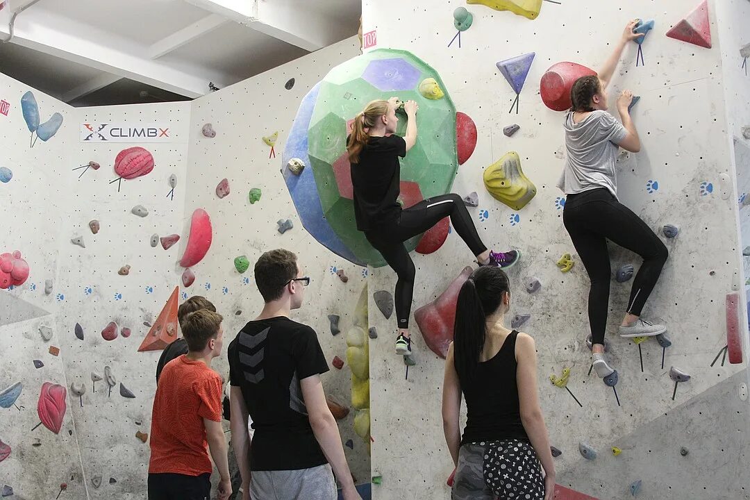 Скалолазание для детей. Скалодром для детей и взрослых. Скалодром для детей и взрослых. Скалодром для детей и взрослых. Максфит скалодром.