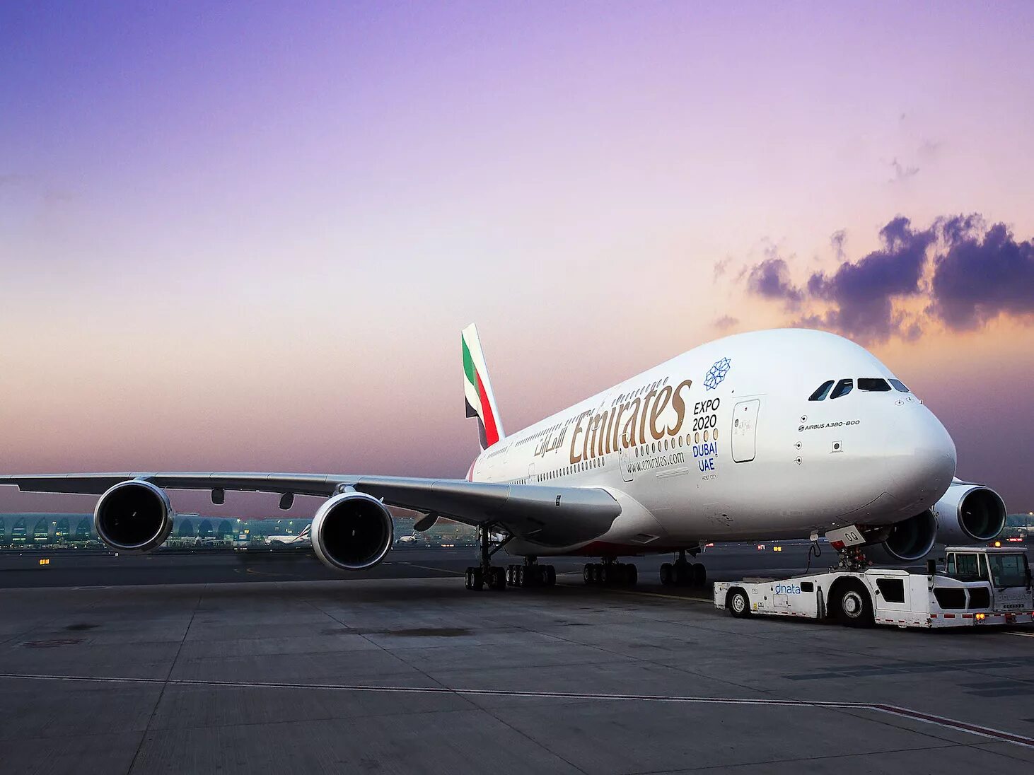 Значение слова аэробус. Самолёт Аирбас а380. Ф380. Авиакомпания с7 Аэробус а380. Красивый самолет Emirates.