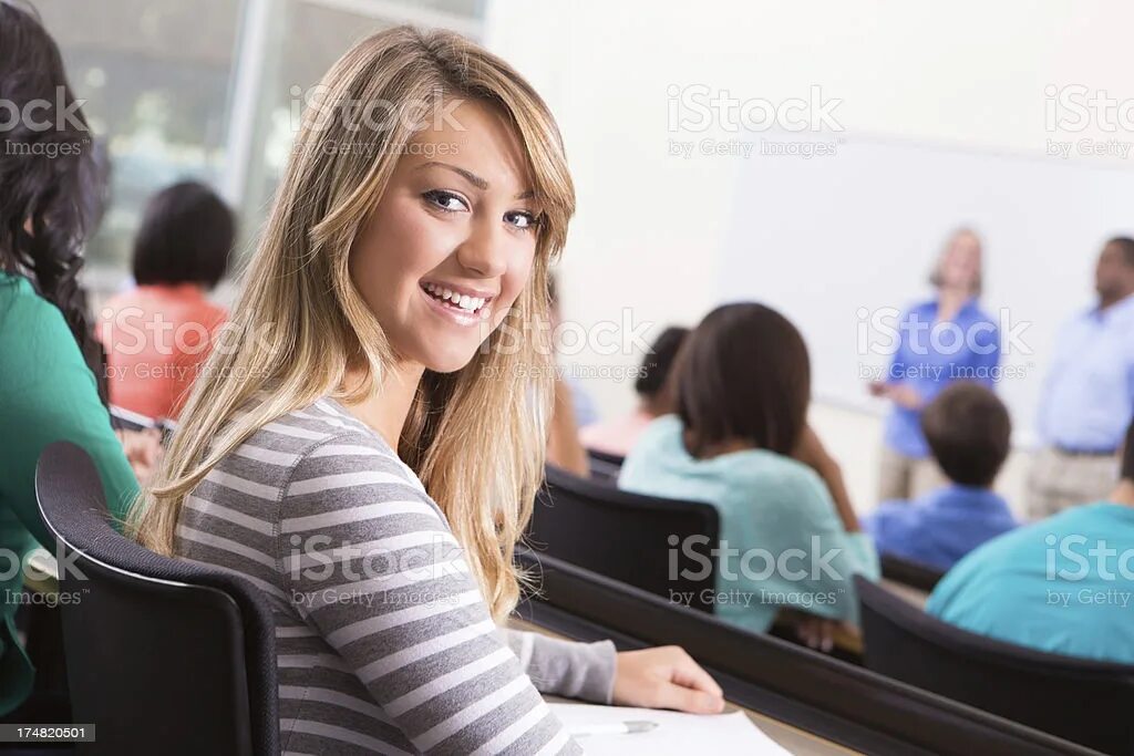 Женщина смотрит направо. At the girl look that over. At the girl look that over. At the girl look that over. Женщина смотрит назад.