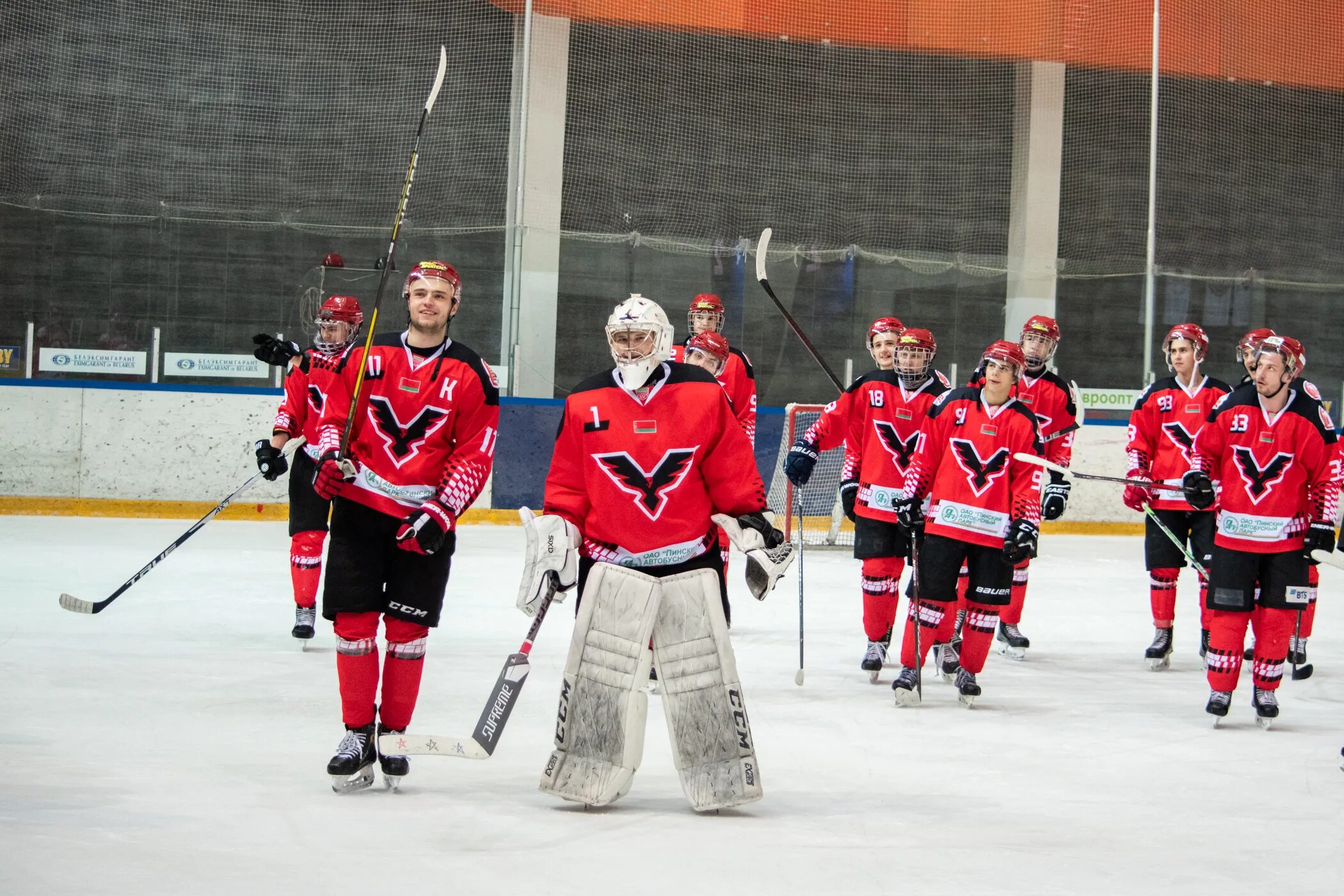 Ястребы пинск. Хк пинские ястребы. Хк пинские ястребы форма. Молодые хоккеисты. Ястребы -металлург 2005 финал 27.