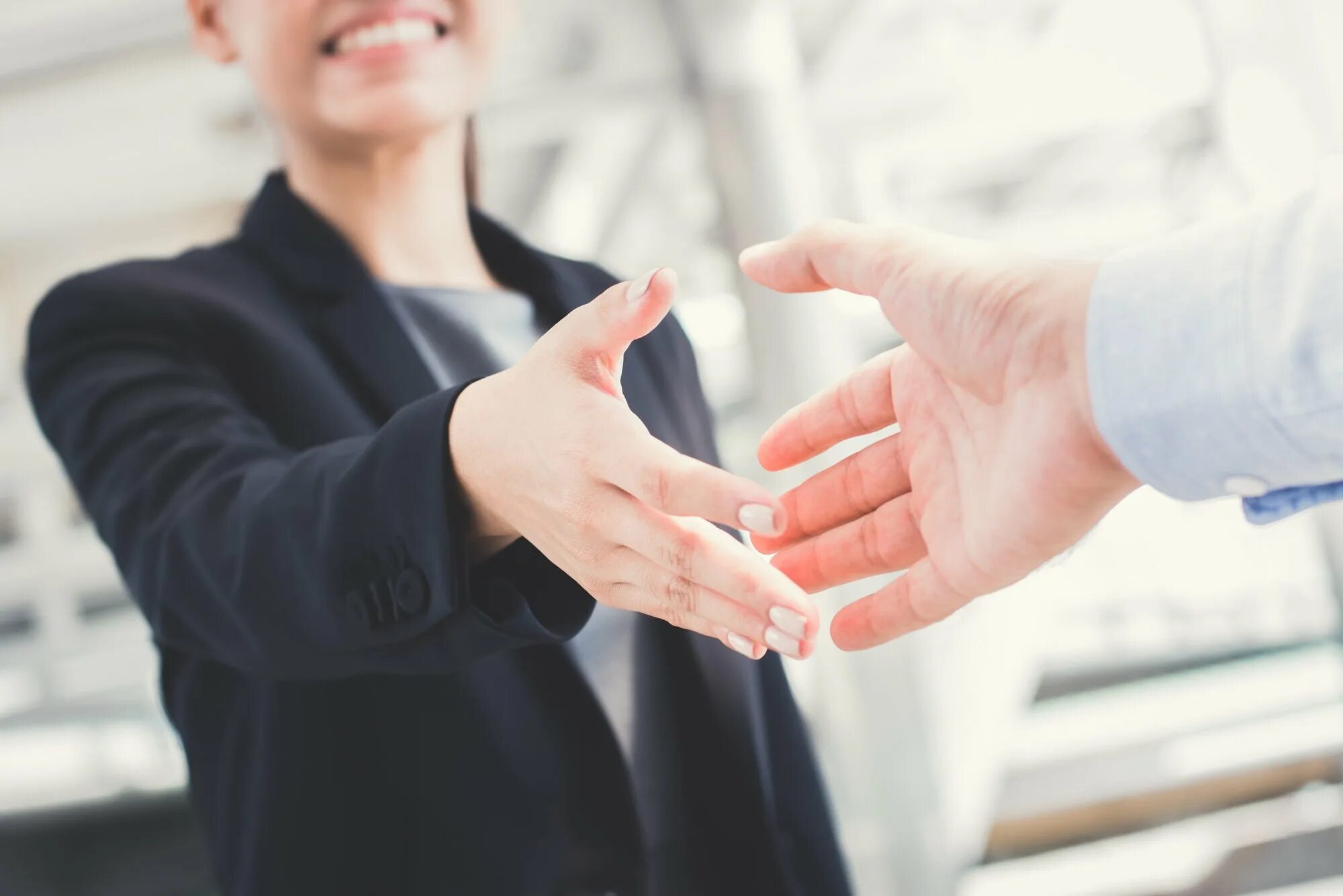 Пожимают руки. Job offer. Рост бизнеса. Подарок в руках. Подарок девушке.