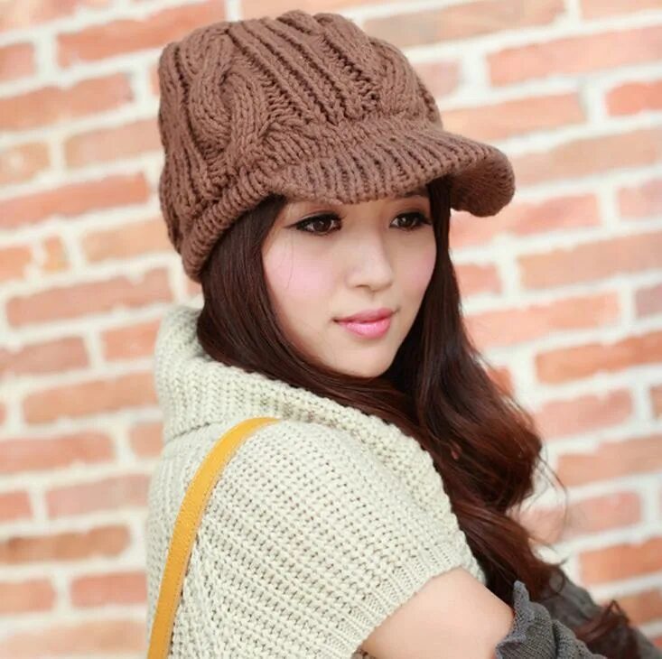 Шапка с козырьком спицами. Вязаная шапка с козырьком. шапка вязаная с козырьком и ушками женская. вязаная шапка с козырьком женская. женская шапка вязаная с козырьком с ушами.