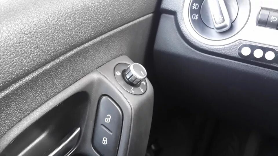 Vw polo 2013 переключатель стеклоподъемника. Кнопок стеклоподъемников volkswagen polo sedan 2011. Кнопка стеклоподъемник фольксваген поло. Кнопки стеклоподъемников поло 2000. Блок управления стеклоподъемниками поло седан 2 кнопки.